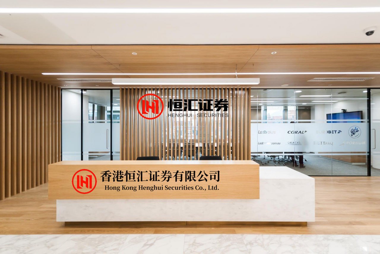 牛管家 李小冉露出白花花全脂胳膊 “毫无运动痕迹”热搜